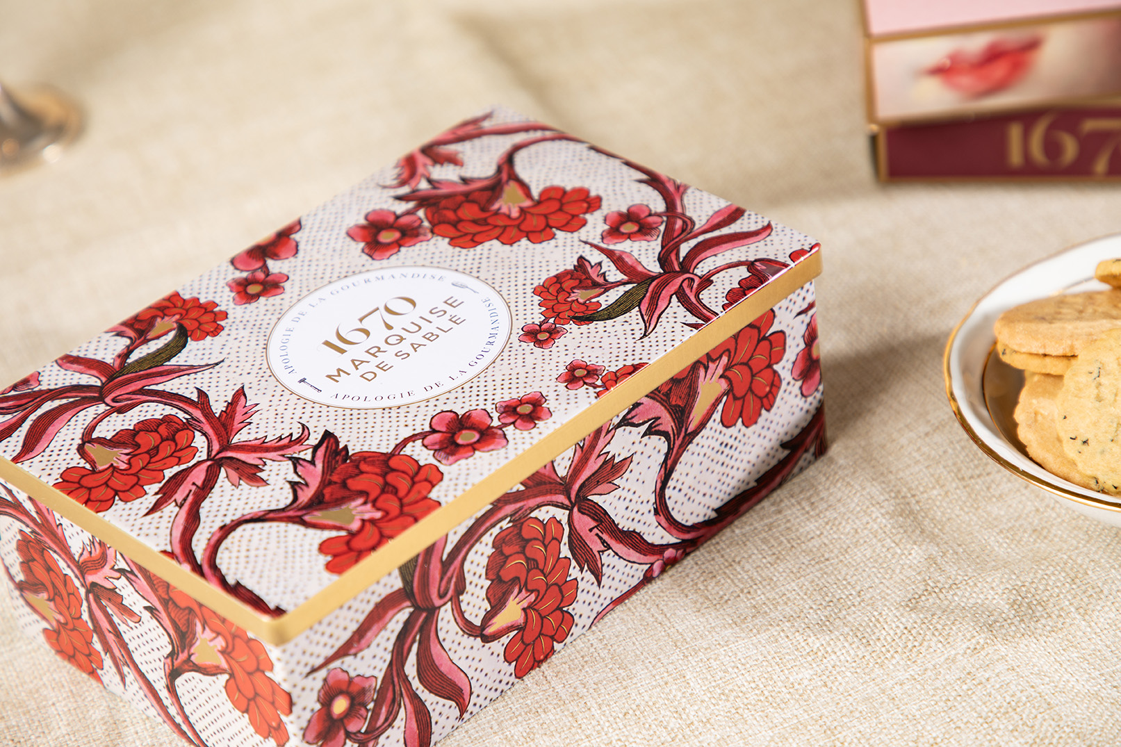 Biscuits sablés nature au pur beurre frais, aux pépites de caramel et aux pépites de framboise - boîte métal "Rêverie Fleurie" 300g