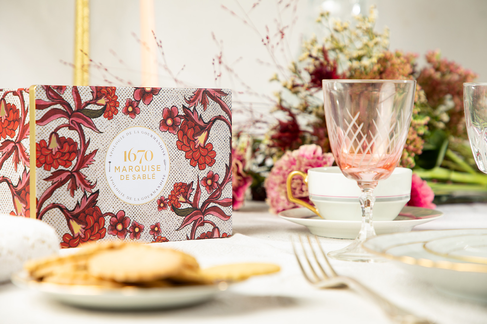 Plain shortbread cookies with pure fresh butter, caramel chips and raspberry nuggets - "Rêverie Fleurie" 300g metal tin