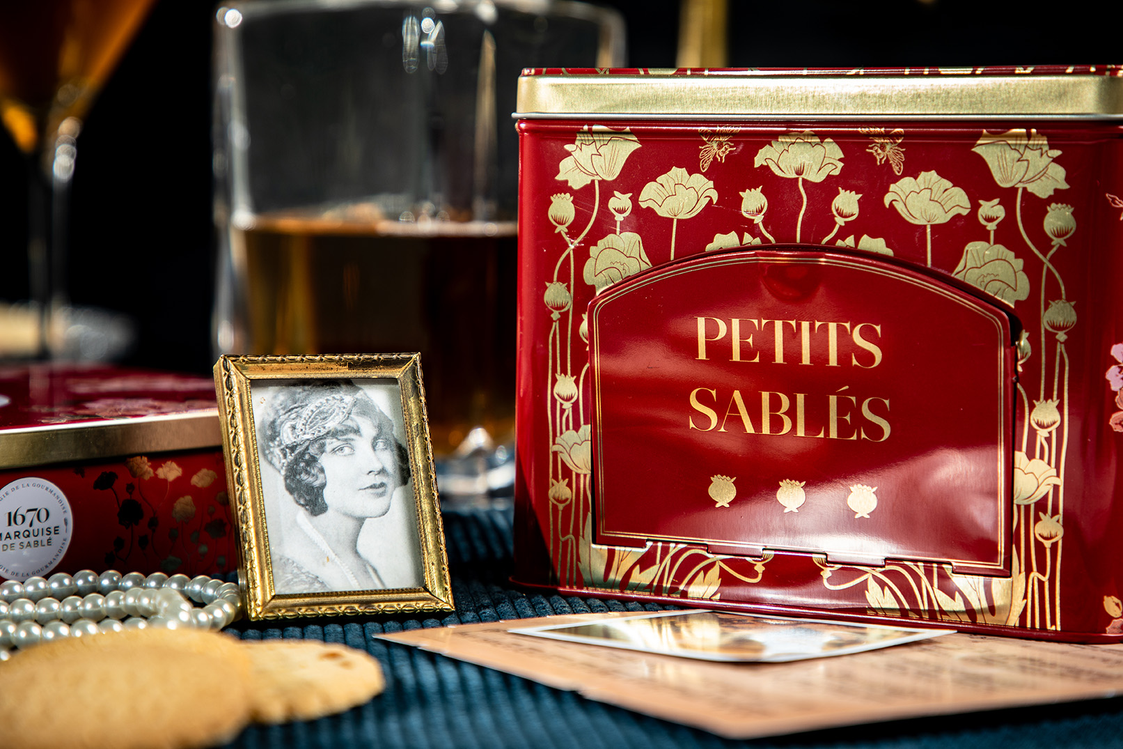 Biscuits sablés nature pur beurre frais et pépites de caramel - Boîte métal distributrice "Les Folies" 300g